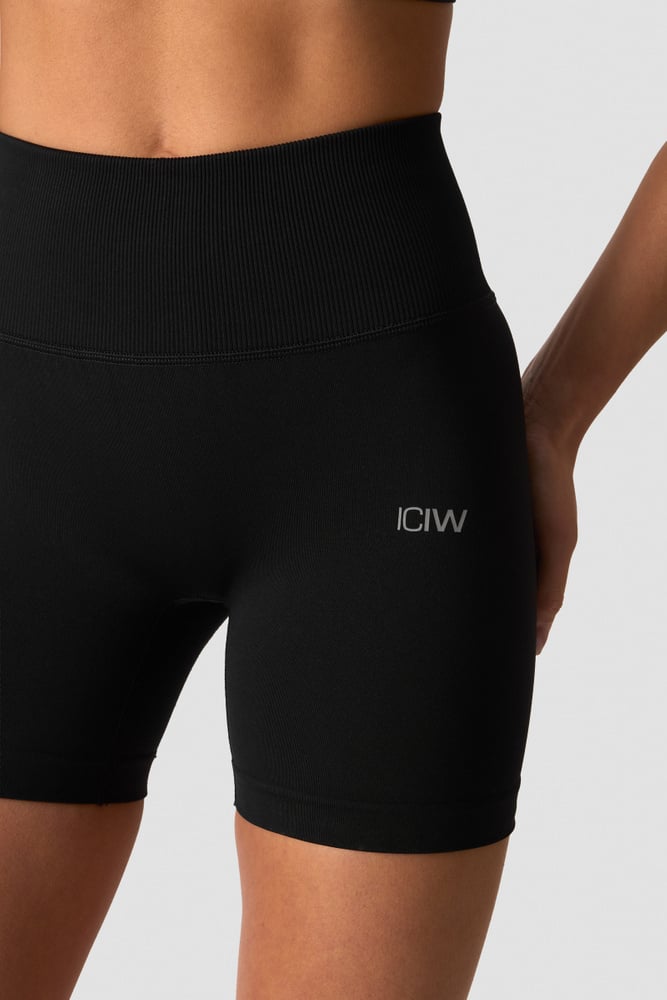 ICIW Define Seamless V-shape Midi Shorts Black